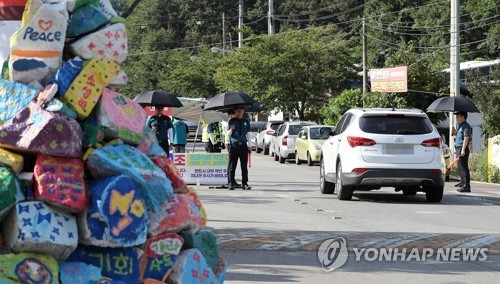 (성주=연합뉴스) 김준범 기자 = 사드(THAAD·고고도 미사일 방어체계) 발사대 추가배치가 임박한 4일 오후 경북 성주군 초전면 소성리 마을회관 앞에 긴장감이 흐르고 있다.     psykims@yna.co.kr