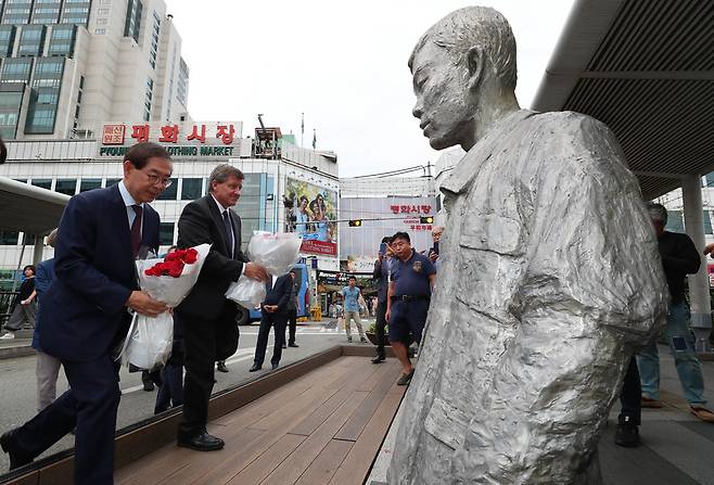 박원순 서울시장(왼쪽)과 가이 라이더 국제노동기구(ILO) 사무총장이 5일 오후 서울 종로5가 청계천 전태일다리를 찾아 전태일 기념상에 함께 헌화하고 있다. 가이 라이더 사무총장은 '서울시 좋은 일자리 도시 국제포럼'에 참석하기 위해 서울에 왔다. 김정효 기자 hyopd@hani.co.kr