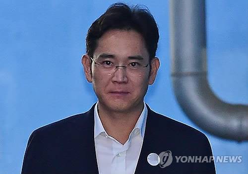 (서울=연합뉴스) 한상균 기자 = 25일 오후 서울 서초구 서울중앙지법에서 열린 선고공판에서 징역 5년을 선고받은 이재용 삼성전자 부회장이 법정을 나서 호송차로 향하고 있다. 2017.8.25      xyz@yna.co.kr