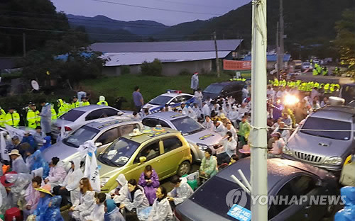 (성주=연합뉴스) 최수호 기자 = 사드(THAAD·고고도미사일방어체계) 발사대 추가배치를 앞둔 6일 오후 경북 성주군 초전면 소성리 마을회관 앞에서 사드 반대 단체가 연좌시위를 벌이고 있다.     suho@yna.co.kr