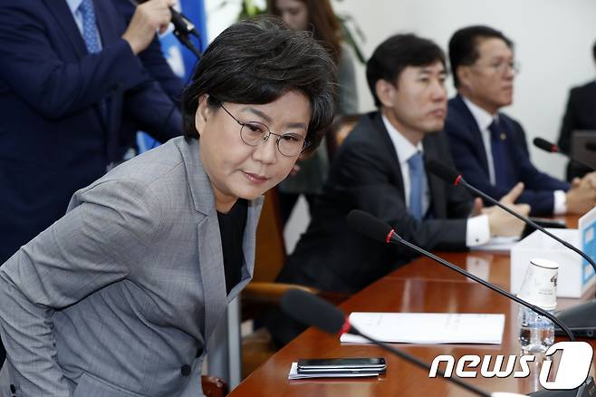 이혜훈 바른정당 대표가 7일 서울 여의도 국회에서 열린 의원전체회의에서 당대표 사퇴 의사를 밝힌 뒤 자리에 앉고 있다. 2017.9.7/뉴스1 © News1 안은나 기자