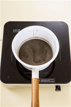 3. 검은깨 소스 재료를 냄비에 모두 넣고 섞는다. (검은깨 가루 4, 물 1/4컵, 간장 2, 레몬즙 3, 설탕 1, 물엿 1)