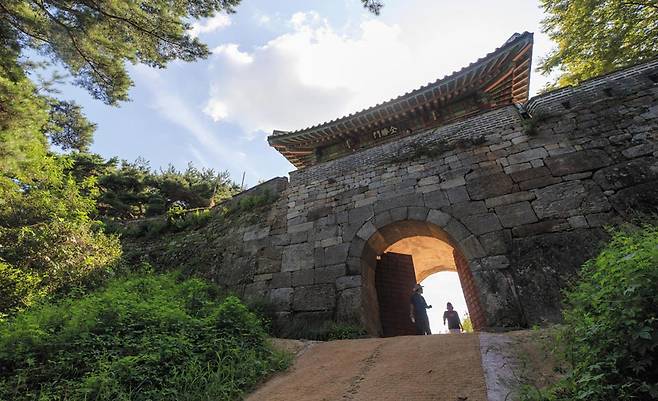 남한산성 사령관 김류가 어이없는 작전으로 군사 200명을 몰살시킨 북문. 훗날 이 문에 전승문(全勝門)이라는 이름이 붙었다.‘ 잊지 말자 6·25’라는 구호와 비슷하다.