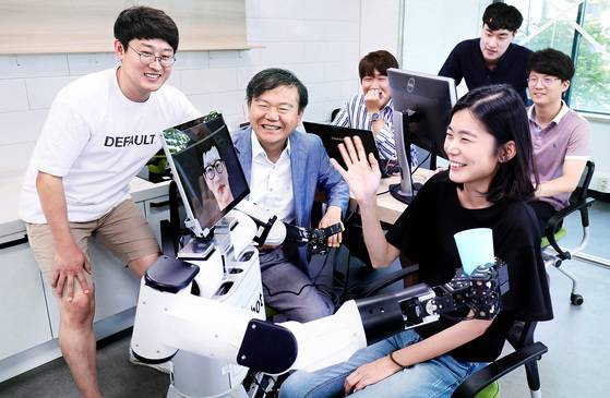 지난 1일 KAIST 전기 및 전자공학부 연구실에서 대학원생 박주연(앞줄 오른쪽)씨가 휴머노이드 ‘마이봇(Mybot)’과 대화하고 있다. 마이봇에는 사람의 표정·음성·성향을 분석하는 인공지능(AI) 시스템이 탑재돼 있다. 이 학과 김종환(가운데) 교수팀이 지난 6월 개발했다. [프리랜서 김성태]