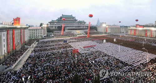 (평양 조선중앙통신=연합뉴스) 대륙간탄도로켓장착용 수소탄시험의 성공을 축하하는 평양시 군민 경축대회가 6일 김일성광장에서 열렸다고 조선중앙통신이 7일 보도했다. 2017.9.7  [국내에서만 사용가능. 재배포 금지. For Use only in the Republic of Korea. No Redistribution]      photo@yna.co.kr