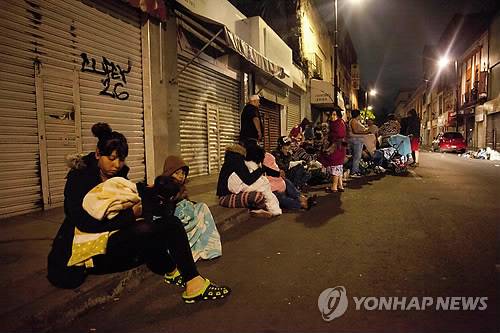 (멕시코시티 AFP=연합뉴스) 멕시코 수도 멕시코시티에서 7일(현지시간) 밤 지진으로 건물이 흔들리자 주민들이 밖으로 뛰쳐나와 길에 모여 있다. 미국 지질조사국(USGS)은 이날 멕시코 남부 피히히아판에서 남서쪽으로 96㎞ 떨어진 해상에서 규모 8.0의 강진이 발생했다고 밝혔다. 미 태평양쓰나미경보센터는 강진으로 위험한 쓰나미가 발생할 가능성이 있다고 경고했다.      ymarshal@yna.co.kr