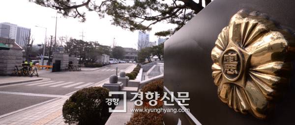 지난 3월 박근혜 대통령 탄핵심판 선고를 앞둔 헌법재판소의 모습. 헌재는 정치세력이 관련된 사건에는 예민하지만 정작  시민의 기본권 문제에는 둔감하다는 지적을 받는다. / 김기남 기자