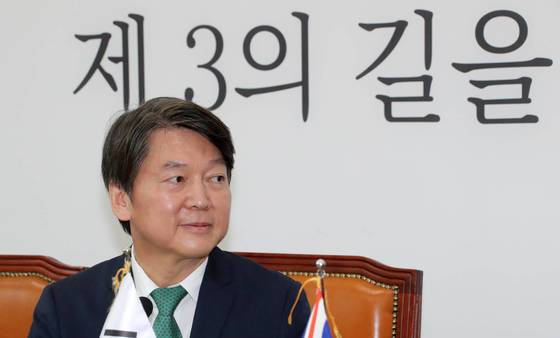 국민의당 안철수 대표가 11일 오후 국회 대표실을 방문한 찰스 헤이 주한 영국대사를 접견하고 있다. [연합뉴스]