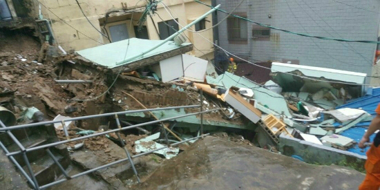 11일 집중호우로 부산의 한 주택이 붕괴했다. (사진=부산소방안전본부 제공)