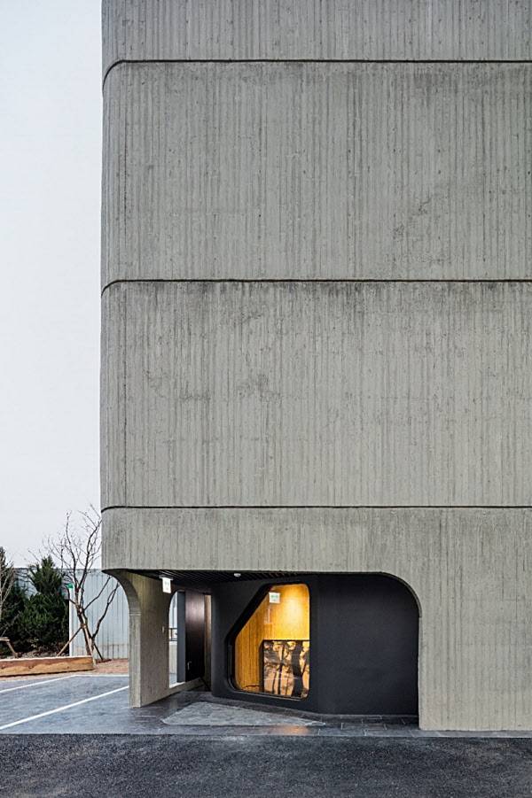 배병우 창작예술촌(2017)은 내외부를 송판노출로 거칠게 마감해 시골마을의 푸근하고 투박한 느낌을 더한다. /사진= 신경섭 작가