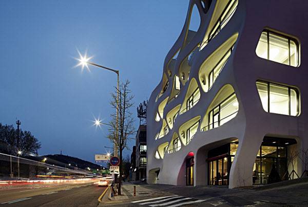 핸즈코퍼레이션 사옥(2014)은 모듈화하여 제작한 거푸집을 이용해 입체감 있는 건축물을 표현했다. 흰 도장은 콘크리트 특유의 덩어리감에 세련되면서도 가벼운 느낌을 더한다. /사진= 김용관 작가