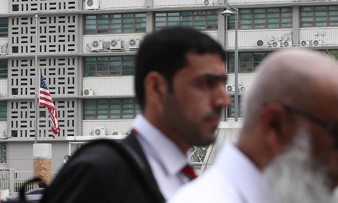 9·11테러 16주기인 11일(한국시간) 서울 종로구 미국대사관에 성조기가 조기로 내걸려 있다.[연합뉴스]