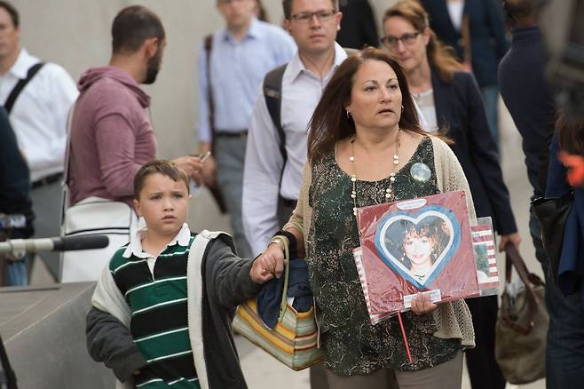 16년전 테러 희생자 가족이 11일(현지시간) 뉴욕에서 열리는 9ㆍ11 테러 16주기 추모식에 참석하고 있다.[AFP=연합뉴스]