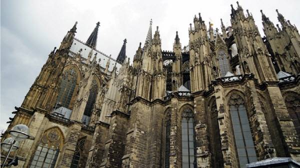 예술 역사학자들은 쾰른 대성당을 두고 ‘후기고딕 건축물의 완전한 모습’이라고 평가한다. ⓒMK스타일
