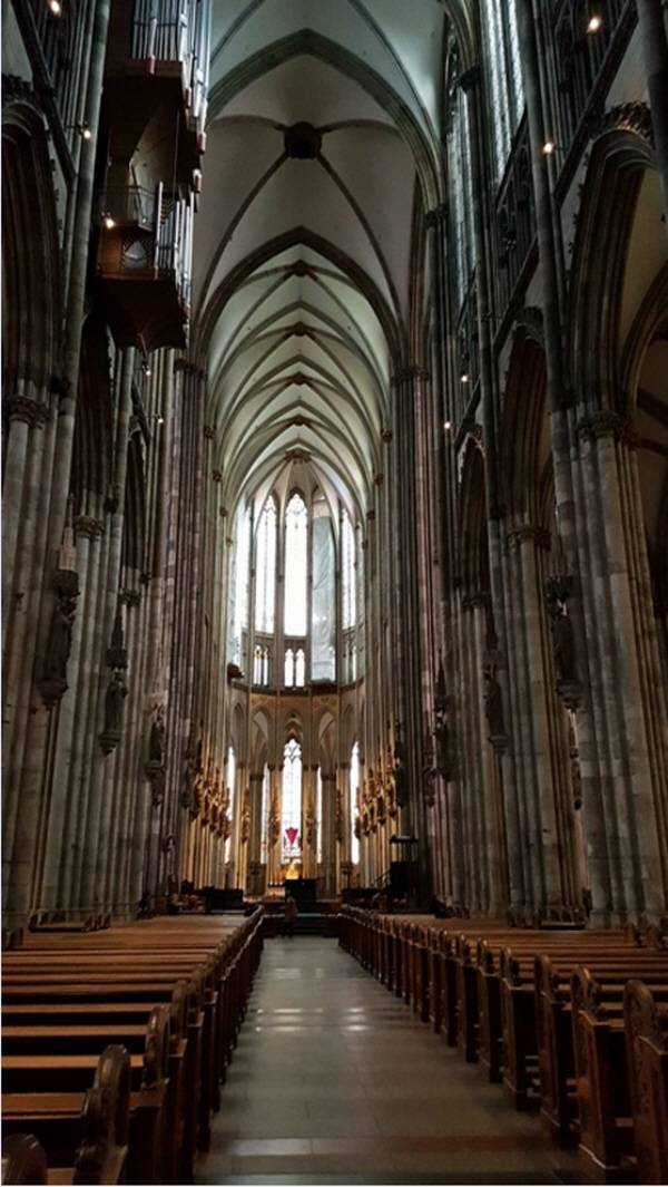 착시 현상을 일으킬 만큼 높은 본당 내부의 모습. 내부를 가득 채운 긴 의자는 누구나 앉을 수 있다. ⓒMK스타일