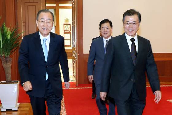 문재인 대통령이 11일 오전 청와대 본관에서 반기문 전 유엔 사무총장과 만나 오찬장으로 향하고 있다. (청와대) 2017.9.11/뉴스1