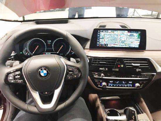 운전석에서 바라본 BMW 6시리즈 그란 투리스모 대시보드, BMW 실내 디자인 언어가 그대로 반영돼 익숙한 느낌이 강하다. (사진=지디넷코리아)