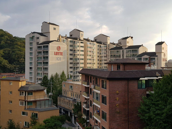 서울시 종로구 평창동 롯데낙천대 아파트. /고성민 기자