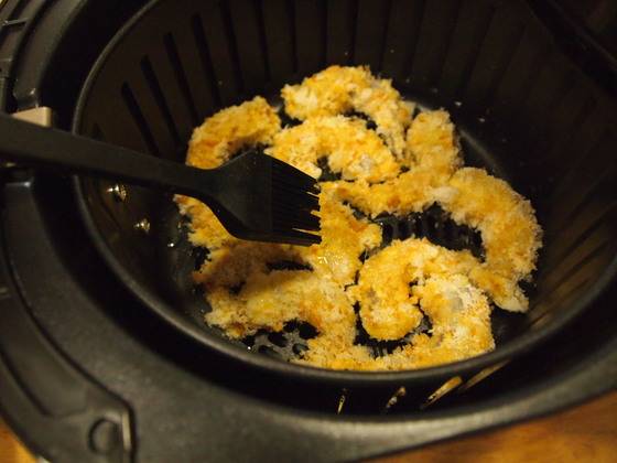 생새우에 밀가루와 달걀물, 빵가루를 묻히고 기름을 적셔 에어프라이어에 조리했다.