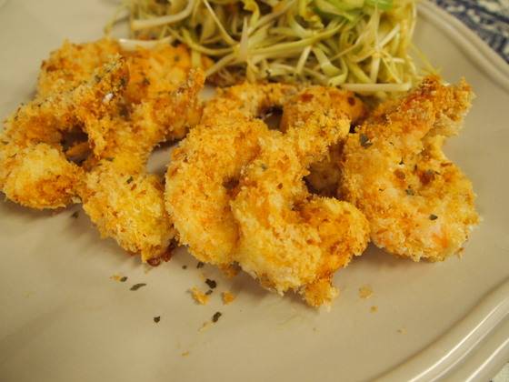 에어프라이어로 완성된 새우튀김. 기름에 튀긴 것보다 기름지지 않고 바삭한 맛이 강하다.