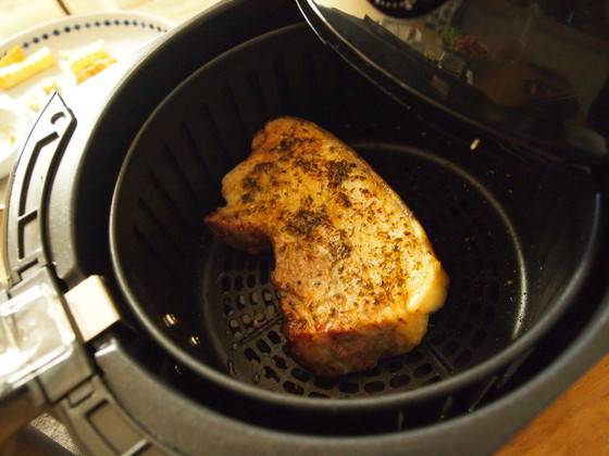 한 번 뒤집어 두 번 구워주면 겉은 튀겨진듯 바삭하고 속은 촉촉하게 익는다.