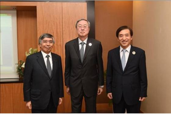 13~14일 인천 송도에서 열리는 제9회 한중일 중앙은행 총재회에의서 3개국 총재가 만난다. 사진은 2015년 회의에서 참석한 3개국 총재의 모습. 왼쪽부터 구로다 하루히코 일본은행 총재, 저우샤오촨 중국 인민은행 총재, 이주열 한국은행 총재. 자료: 한국은행