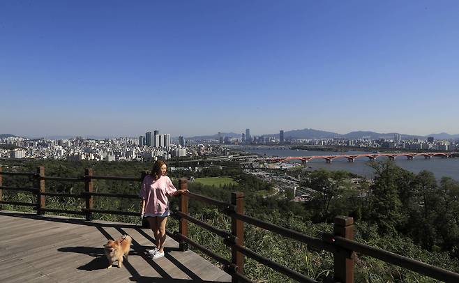 청명한 가을 날씨를 보인 13일 서울의 가시거리가 20km에 달했다. 상암동 하늘공원에서 바라본 서울의 모습. 임현동 기자