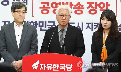 (서울=연합뉴스) 김인철 기자 = 자유한국당 류석춘 혁신위원장이 13일 여의도 당사에서 열린 제3차 혁신안 발표에서 박근혜 전 대통령과 서청원, 최경환 의원의 탈당을 권유하는 안을 발표하고 있다.      yatoya@yna.co.kr