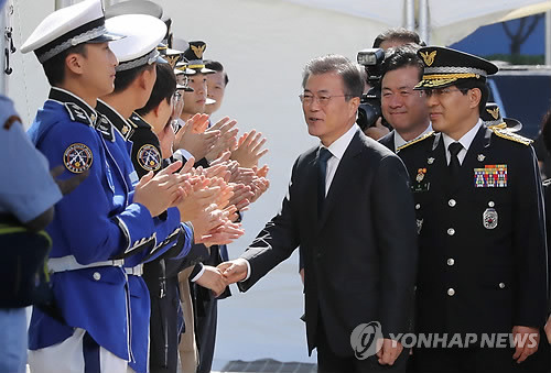 (인천=연합뉴스) 배재만 기자 = 문재인 대통령이 13일 오전 인천 중구 해양경찰서 전용부두에서 열린 '제64주년 해양경찰의 날 기념식'에서 참석자들과 악수하고 있다. 2017.9.13 scoop@yna.co.kr