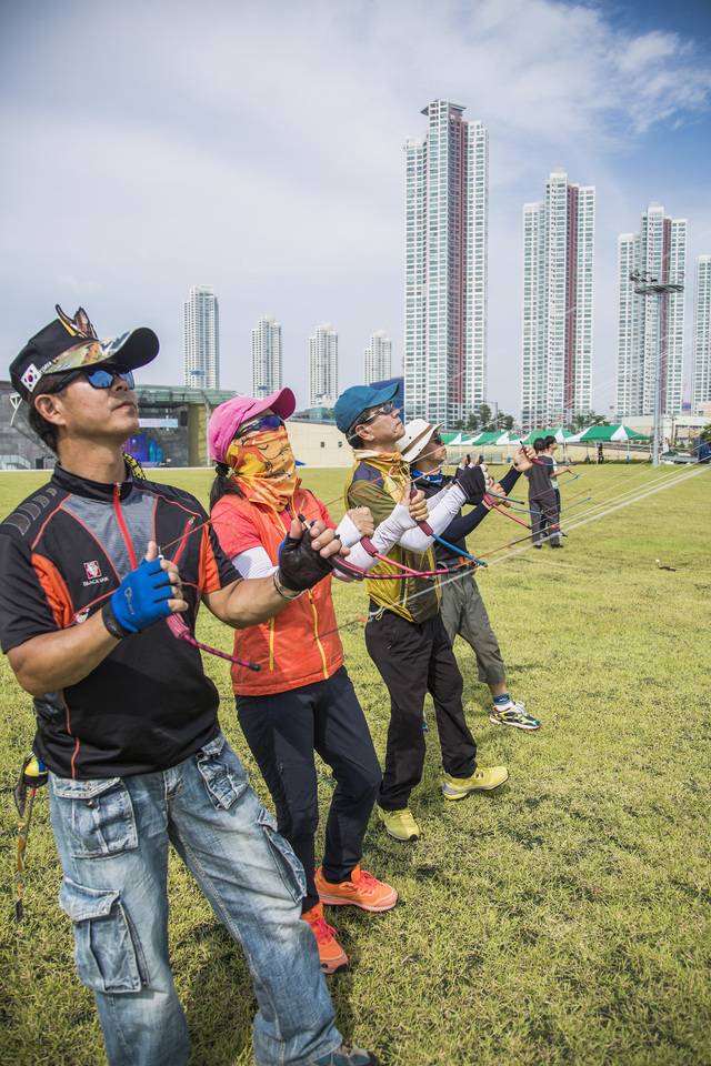 스포츠 카이트는 크게 두 줄짜리 ’스턴트 카이트’와 네 줄 짜리 ’쿼드 라인 카이트’(일명 레볼루션 카이트)로 나뉜다. 오랫동안 매주 일요일 모여 온 동호회 ’카이트윙스’ 회원들은 곡예 비행의 호흡이 척척 맞는다. 윤동길(스튜디오 어댑터 실장)