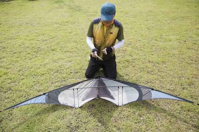 ’카이트윙스‘의 현정호씨가 스턴트 카이트의 구조에 대해 설명하고 있다. 윤동길(스튜디오 어댑터 실장)