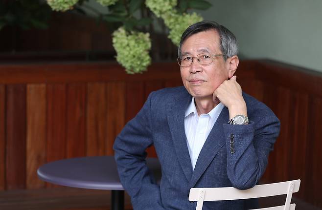신작 시집 <하동>을 낸 이시영 시인이 지난 11일 오후 서울 마포구 서교동 출판사 창비 사옥에서 사진촬영을 위해 포즈를 취하고 있다. 신소영 기자 viator@hani.co.kr