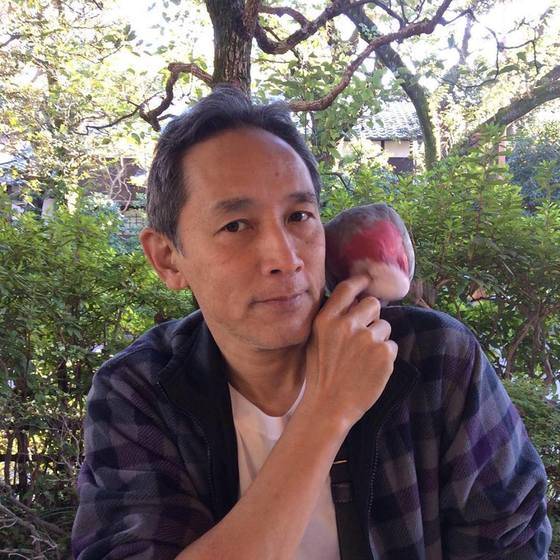 앵무새를 키우며 소소한 일상을 보내는 후뢰시맨 배우 다루미 도타의 최근 모습. [다루미 도타 페이스북]