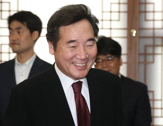 이낙연 총리가 14일 정부서울청사에서 열린 국정현안점검회의장으로 들어오고 있다. [사진제공=연합뉴스]