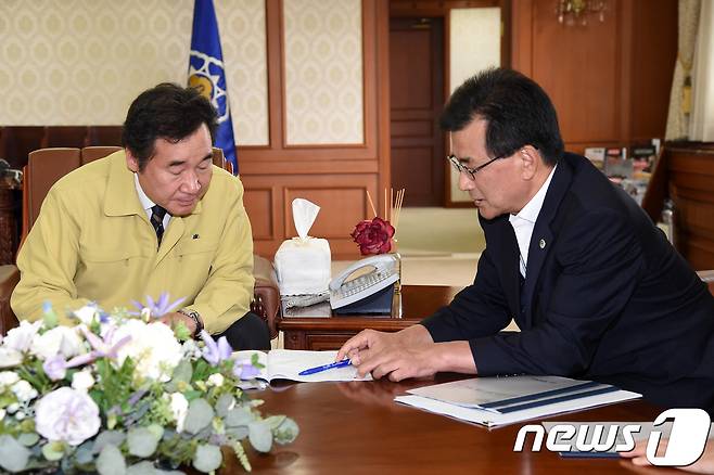 이낙연 국무총리(왼쪽)가 이시종 충북지사로부터 지역 현안에 대해 설명을 듣고 있다. © News1