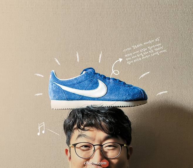 취향이 뭔지 알 시간도, 기회도 부족했던 과거에서 벗어나 취향을 적극적으로 즐기는 중년 남자들이 눈에 띈다. 과시하기 위해 남들 따라 하는 단편적 소비가 아니라 게임의 레벨을 올려가듯 관심의 차원을 발전시키는 것이다. 사진의 주인공은 음반 프로듀서이자 스니커즈 마니아 이태원(44)씨. 머리 위에 올려놓은 신발은 그가 몇 번의 도전 끝에 ‘득템’한 나이키 코르테즈 케니 무어 QS. / 이신영 영상미디어 기자