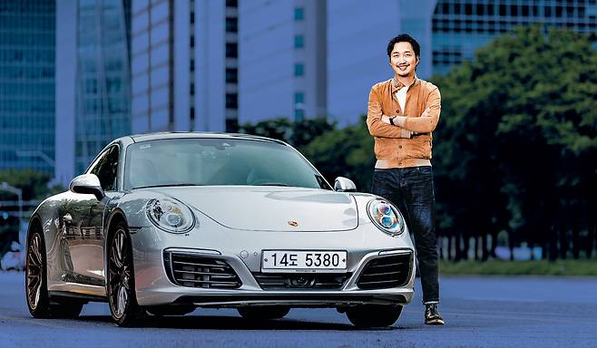 ③ 포르셰 911 시승에 나선 신동헌씨. 홍대 근처에서 활동한 인디밴드 출신인 그는 멋으로 모터사이클을 타다가 자동차 전문가 경지에 올랐다. / 사진가 이명재