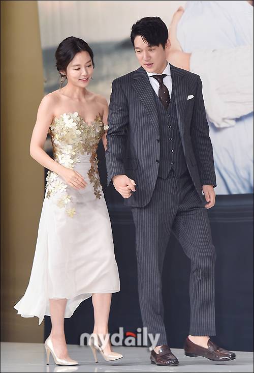 ▲ 강세정 '다정하게 송창의 손잡고'