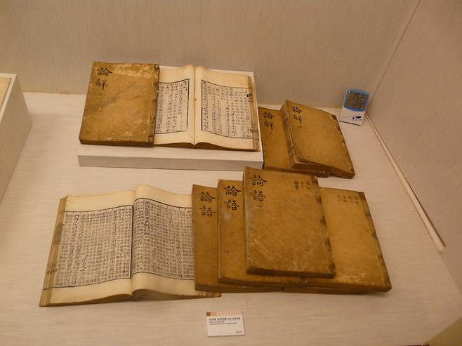 <논어>의 언명은 수천년 전에 발화된 것들이고, 그 발화자와 청중들은 오래전에 죽었으며, 그 언명에 원래 의미를 부여하던 맥락들 역시 역사적 조건이 변화하면서 오래전에 사라졌다. 그러한 <논어>의 내용을 살아 있는 고전의 지혜라고 부르는 것은, <논어>와 우리 사이에 놓여 있는 오랜 시간과 맥락의 간극을 무시하는 일이다. 위키피디아