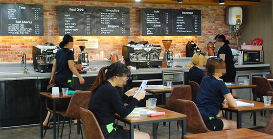 경기도 안양소년원 소녀들이 12일 오후 교육관 실습용으로 설치된 카페에서 바리스타 교육을 받고 있다. 소년원 내부에는 카페를 비롯한 제과제빵?헤어디자인 등의 실습실도 갖췄다. [사진 안양소년원]