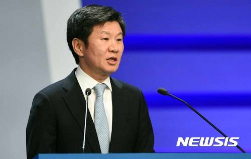 【수원=뉴시스】이정선 기자 = 15일 오후 경기 수원 SK아트리움에서 열린 국제축구연맹(FIFA) U-20 월드컵 코리아 2017 조추첨에서 정몽규 조직위원장이 축사를 하고 있다. 2017.03.15. ppljs@newsis.com