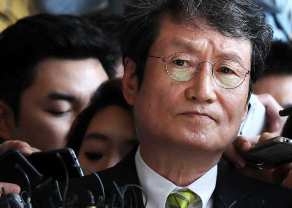 검찰 출석한 문성근 “경악스럽다” - 이명박 정부 시절 국가정보원이 작성한 문화예술계 블랙리스트 의혹과 관련해 배우 문성근씨가 18일 오전 서울 서초구 서울중앙지검에서 피해 상황에 관한 조사를 받기 위해 출석해 취재진의 질문을 받고 있다. 2017.9.18 연합뉴스