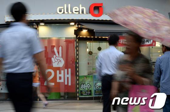 KT가 2011년 1월 이후 6년8개월만에 홈페이지를 개편, '올레닷컴'을 'kt닷컴'으로 흡수·통합한다. 사진은 과거 KT가 공식대리점 간판에 내걸었던 '올레'(olleh) 브랜드의 모습 /뉴스1 © News1