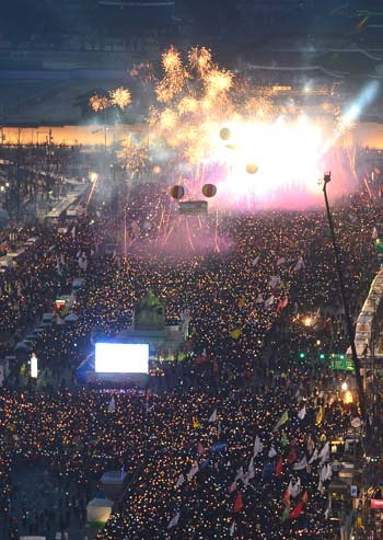 지난 3월11일 서울 광화문광장에서 열린 탄핵 환영 촛불집회에서 참가자들이 폭죽을 쏘아 올리고 있다. /사진공동취재단