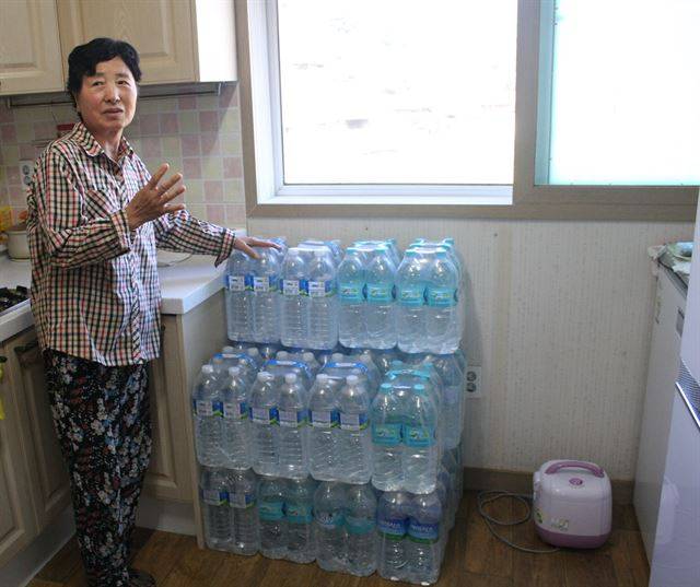 군위군 산성면 운산리 최순옥(64)씨의 부엌에는 늘 생수가 박스째 쌓여 있다. 하루에 2L 생수 3~4병 정도를 마신다고 했다.