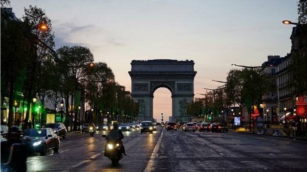 해가 지기 시작하는 시간, 파리의 개선문. ⓒMK스타일