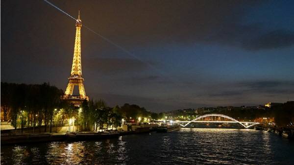 샹들리제 거리를 계속 따라 걸으면 만날 수 있는 센 강과 에펠탑의 모습. ⓒMK스타일