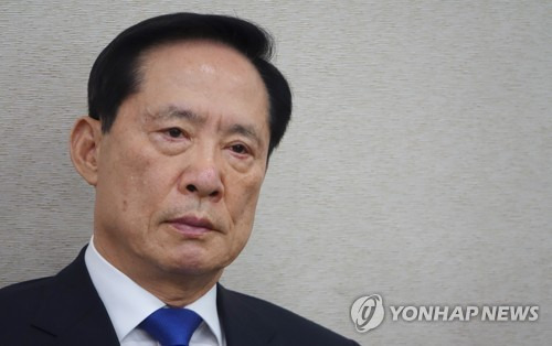 (서울=연합뉴스) 백승렬 기자 = 송영무 국방부 장관이 19일 오후 국회에서 열린 법사위원회 전체회의에 참석, 법안심의를 기다리며 앉아 있다.  srbaek@yna.co.kr