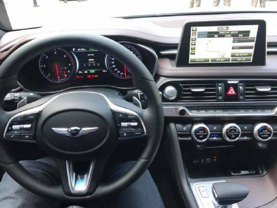 운전석 시야에서 바라본 제네시스 G70 실내 (사진=지디넷코리아)