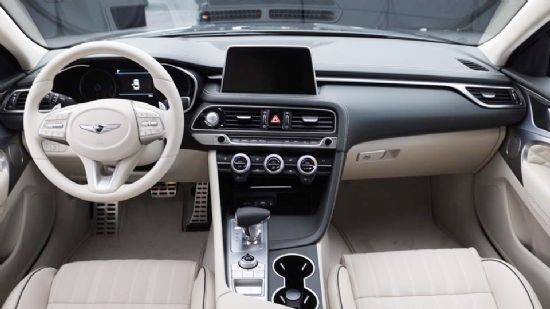 베이지 투톤 계열의 제네시스 G70 인테리어는 여성 고객을 사로잡기에 충분하다 (사진=지디넷코리아)